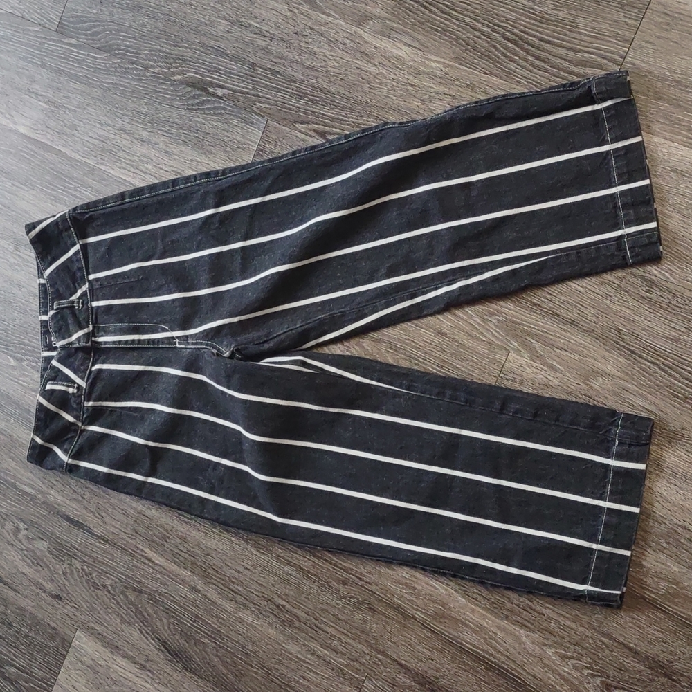 UO Wide Leg Cropped Jeans